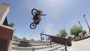 ¡Arriba! ¡Arriba! Eric Bahlman, Lahsaan Kobza und Cody Clark von The Shadow Conspiracy lassen es im El Mirage Skatepark in Arizona ordentlich krachen.