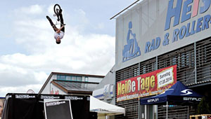 Bobo Ujvari, Simon Moratz und Stefan Schlie waren in Memmingen um mit ihrer mobilen Jumpox eine Show vor dem Rad- und Rollercenter Heiss zu fahren.
