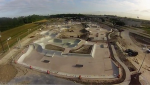Hier ist ein Video vom Spring Texas Skatepark in Houston, der fast so groß wie ein Fußballfeld ist und deshalb auch 5,5 Millionen $ gekostet hat.
