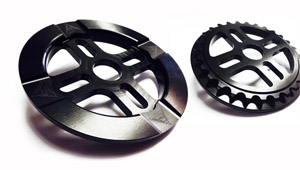 Stereo hat das erste Bild seines neuen Kettenblattes veröffentlicht, welches gegen Ende dieses Sommers erhältlich sein soll. Mehr erfährst du hier.