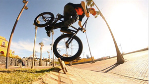 Der Teneriffa-Local Josue de León aka Pinky hat ein Video gefilmt, das mit einem Curved Wallride to Crankflip beginnt und danach noch besser wird.