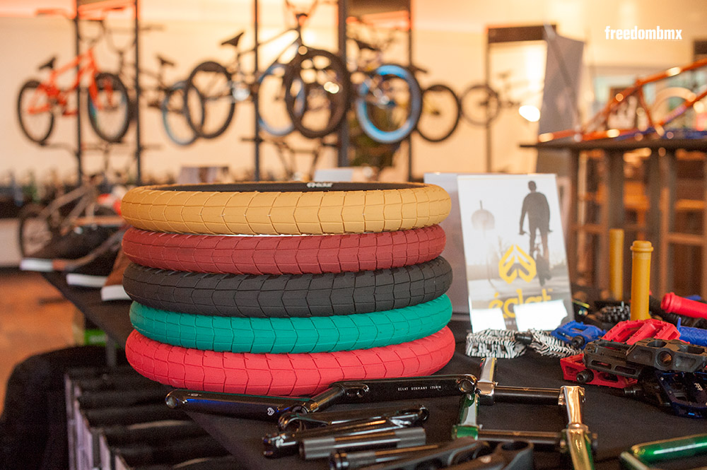 Von der Seite sieht man, wie breit der Fireball in 2,4 Zoll wirklich ist. Schöne Farben auch!