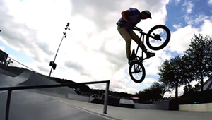 Aaron Junkert wird seit kurzem von Skate Factory unterstützt. Aus Dankbarkeit über den Support hat er diesen Welcome-Edit im Marburger Skatepark gefilmt.