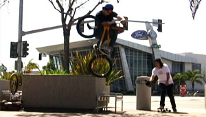 Albert Mercado hat zwischen seinen vielen Reisen in diesem Frühling noch genug Zeit gefunden, um ein Video für Kink zu filmen.