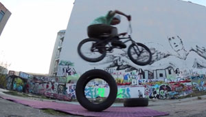 Einige Berliner Locals führen uns im Manual durch ihre Stadt und fahren so manchen bisher unbekannten Spot, welche sehr reizvoll aussehen.