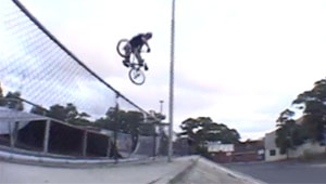 Heute bei Blast from the Past: Jay Mirons Part aus der ersten MacNeil DVD, dem Teamvideo seiner eigenhändig gegründeten BMX-Firma.