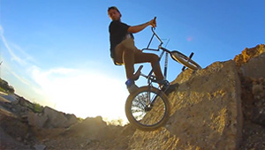 Charlie Crumlishs Signaturelenker von S&M Bikes ist stolze 10" hoch. Dass man damit trotzdem BMX fahren kann, beweist sein Erfinder in diesem Video.