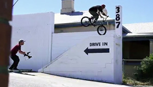 Dakota Roche und Will Stroud waren für Vans in Australien. Dass bei solch einem Dreamteam ein sehr gutes Video herauskommt, versteht sich von selbst.