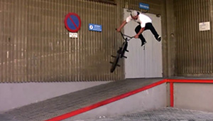 Hier ist die nächste Section von der Homegrown-DVD. Diesmal mit Dan Paley und Ollie Evans, wobei vor allem Ersterer ein paar unnormale Curbcombos raushaut.