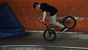 Daniel Büttgen, Leon Hoppe und Nico van Loon schlagen dem Winter ein Schnippchen, indem sie eine Session in der Wicked Woods Wuppertal fahren.