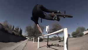 Dean Watsons unterhaltsamer Part von der Mediocre at Best DVD ist online gegangen. Hier gibt es eine geballte Ladung "Was zur Hölle?!".