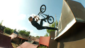 Dennis Enarson ist mit seinen engsten Freunden eine Session auf seinen Rampen im Hinterhof seiner Eltern gefahren. Hier ist Dennis