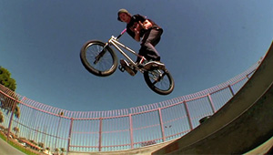 Devon Smillie zerlegt für Flybikes und Tip Plus ein paar Skateparks in Kalifornien – und das nicht nur auf seinem BMX-Rad.