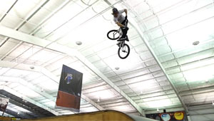 Drew Bezanson erzählt aus seinem Leben und weshalb er von Kanada nach Kalifornien gezogen ist. Hier gibt es das Videointerview.