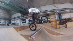 Der neue Shumsi Teamfahrer Ferdi Bensch zeigt uns, was man alles so in der Kesselschmiede machen kann, ohne mit beiden Rädern auf dem Boden zu sein.