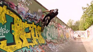 Fox hat es drei ihrer Team-Fahrer ermöglicht nach Berlin zu fliegen, um unter anderem dem Streetseries Stopp beizuwohnen und dieses Video zu filmen.