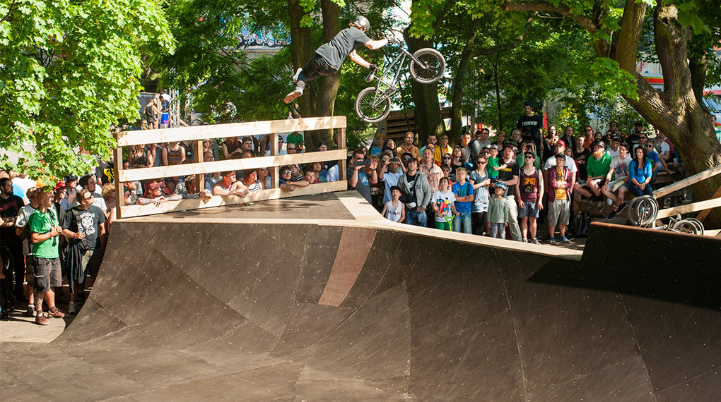 Der Highway to Hill ist einer der wichtigsten BMX-Contests des Jahres. Unser Video aus dem Berliner Mellowpark zeigt, warum das so ist.