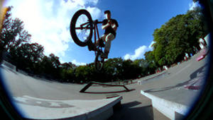 Die deutsche Abteilung der Hood Antics hat auf dem Highway to Hill 2014 im Mellowpark vorbeigeschaut, um ein wenig den Streetparcours zu massieren.