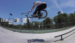 Jim Borio hat sich im Monro Skatepark ein wenig aufgewärmt, bevor er für Merritt zur Clip-Jagd aufbrach. Hier ist das Video dazu.