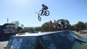 Josh Dove ist gerade einmal zehn Jahre alt und fährt schon Rampen, wo so manch ein älterer seine liebe Not hätte drüber zu kommen.