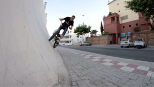 Juanje Trujillo schlägt wieder zu und macht jedermann mit diesem Video für seinen neuen Sponsor sprachlos.