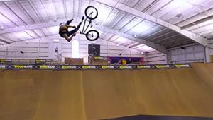 Kenneth Tencio aus Costa Rica zerlegt in diesem Video The Hangar, den gigantischen Indoorpark von Woodward West in der kalifornischen Wüste.