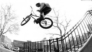 Luc Legrand feiert sein zehnjähriges Dienstjubiläum bei Animal Bikes mit einem Besuch in New York City. Alle Grinds seines Stippvisite gibt es hier zu sehen.