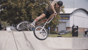 Luke Peeters hat für die Kamera von Will Evans die Oldschool Manöver ausgepackt und Fastplant Tabletop Airs im Bowl gemacht, hier gibts die Zeitlupe.