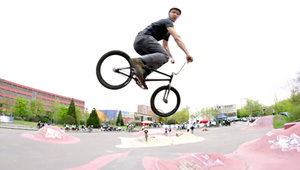 Mario Kaluski hat ein paar Clips für Alliance BMX gesammelt, die angeblich zwischen Tür und Angel gefilmt wurden, aber trotzdem ziemlich wild sind.