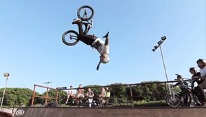 Mark Webb kann selbst eine schwere Knieverletzung nicht stoppen. Kaum wiedergenesen, zerlegt er die Southsea-Minirampe, als wäre nie etwas gewesen.