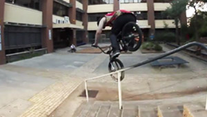 Der Australier Marnold ist ein echter Handrail-Schreck, hat aber auch einige andere Schmankerl im Gepäck. Hier ist sein Part von der "Coppin