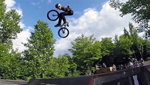 Max Bergmann hat während des Highway to Hills 2014 ganz schön aufgedreht. Hier sind ein paar seiner besten Tricks vom Familientreffen im Mellowpark.