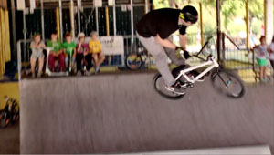 Mike Kröll kommt aus dem beschaulichen Zillertal in Tirol und lässt für Gloryfy und Moreboards gerne Trickgewitter über der Minirampe los.