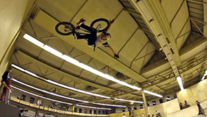 Paul Thölens Lieblingshalle ist der 040 BMX Park in Eindhoven. In diesem Video zeigt er, dass er die dortige Rampenlandschaft voll im Griff hat.
