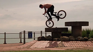 Entspannter Edit aus dem englischen Küstenstädtchen Hastings mit den beiden Fitbikeco.-Fahrern Phil Martin und Olly Rendle.