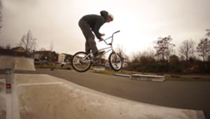 Philipp Becker hat mehrere Monate damit verbracht zwischen Frankfurt, Berlin und Rüsselsheim zu pendeln, um sein neues Video zu filmen.