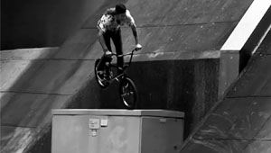 Raphael Jeroma-Williams hat in den letzten Jahren einige Roadtrips durch Australien unternommen. Aus den Leftover-Clips von eben jenen besteht dieses Video.