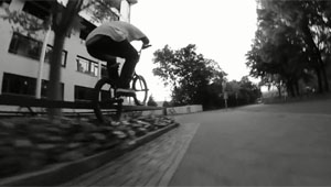 Ricardo ist der neueste Zuwachs im Clothing Team des Hannoverschen Mailorders Bikers Base. Hier ist sein Welcome-Edit in zeitlosem Schwarz/Weiß.