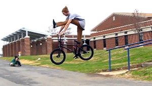 Mal albern, mal technisch anspruchsvoll, aber nie langweilig – Rob DiQuattro zerlegt auch in diesem Video für Mankind wieder reihenweise Handrails.