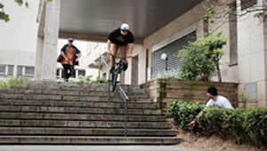 Florian Montanari und Geoffrey Morizot haben mit ihrem Video eine Wildcard für den Sosh Urban Motion Contest gewonnen. Das Video gibt es hier.