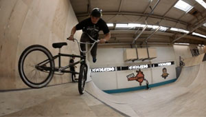 Tobias Freigang wird ab sofort von Bikers Base mit Klamotten eingedeckt, was durchaus gerechtfertigt ist, bei seinem Tricklevel. Hier ist sein Welcome-Edit.