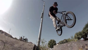 Nico Terrez und Tom Deville haben sich mit Alex Valentino zusammen getan, um ihr neues Video für united, ihren gemeinsamen Sponsor, zu filmen.