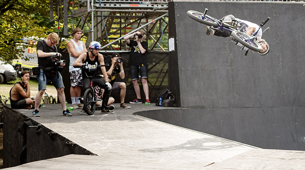 Wir haben die Videos von den Runs der jeweils drei bestplatzierten Pros in den Disziplinen Superbowl, Dirt und Flatland auf BMX Cologne 2014 für euch.