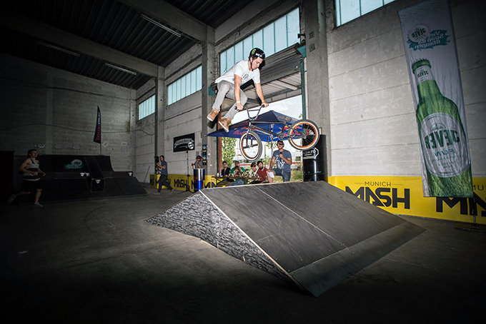 Fachchinesisch gefällig? Christopher Roemheld macht die Wippe am Hausdach.