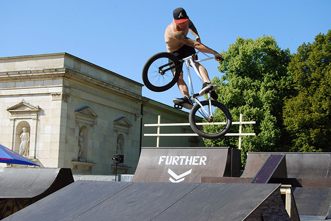 Dass wir das noch erleben dürfen! Perry Petermüller! Auf einem Fahrrad! In der Luft! Viel verlernt, hat er anscheinend nicht.