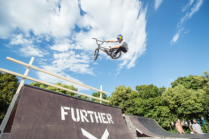 Schlittenfahrt im Sommer: Sergio Layos hebt sich mit einem Toboggan in den blau-weißen Himmel von München.