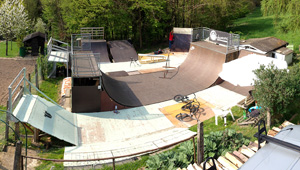 Felix Prangenberg besitzt etwas, was sich jeder BMXer wünscht: einen eigenen Rampenpark im Garten. Dass er den ziemlich gut im Griff hat, zeigt dieses Video.
