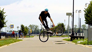 Flatland. Flyouts. Whatever – Ivan Makushev ist die russische Antwort auf Matthias Dandois. Hier ist sein Video von einem Besuch in Ischewsk.