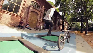 Russell Wadlin und Lucas Filliung haben die Straßen von Berlin nach möglichst abgefahrenen Spots durchkämmt. Diesem Video nach offensichtlich erfolgreich.