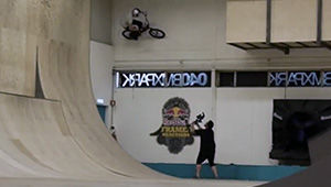 Kenneth Tencio hat seinen Red-Bull-Teamkollegen Daniel Wedemeijer in Eindhoven besucht. Hier ist ein Video, dass die beiden im 040 BMX Park gefilmt haben.